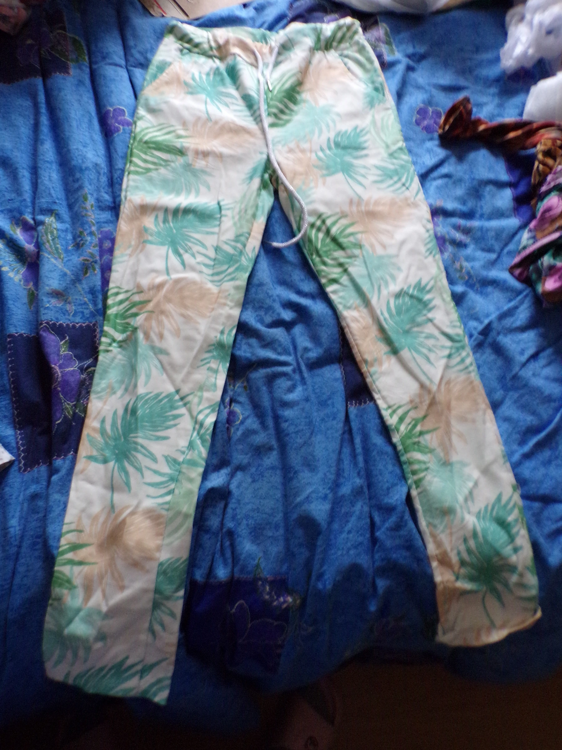 Pantalon motifs feuilles T38 neuf